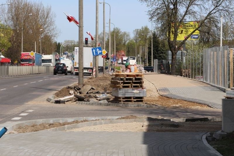 Ul. Utrata. Nowa ścieżka rowerowa i nowe chodniki coraz bliżej (zdjęcia, wideo)