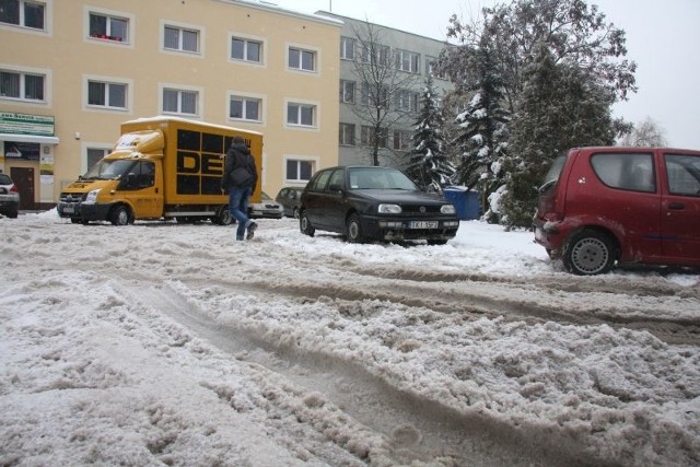 Plac parkingowy przed budynkami koło dawnej stacji PKS. Przebrnięcie przez te zwały śniegu autem wymaga sporych umiejętności.