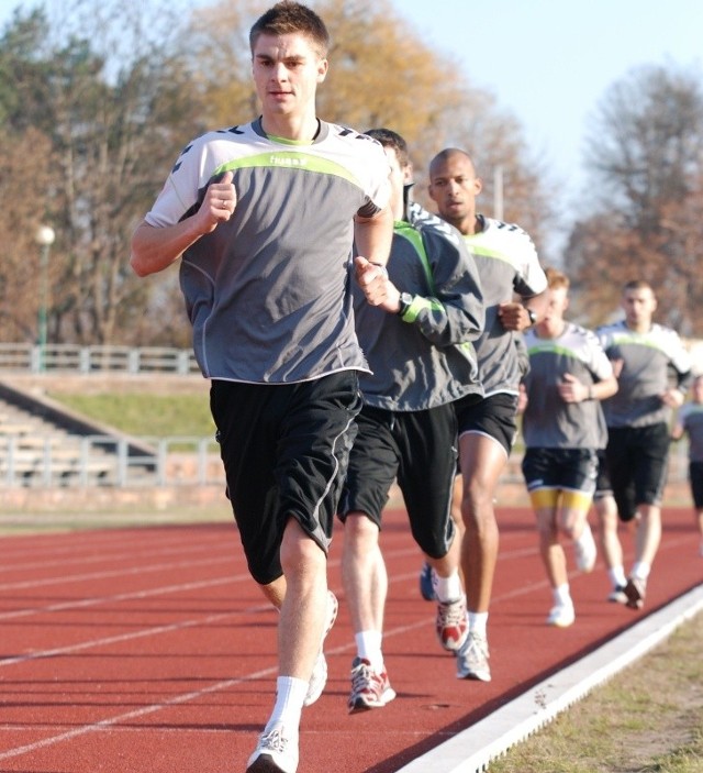 Piłkarze Korony mieli wczoraj badania szybkości i wydolności. Każdy z zawodników musiał przebiec 1500 metrów na stadionie lekkoatletycznym. Na pierwszym planie Michał Zieliński.