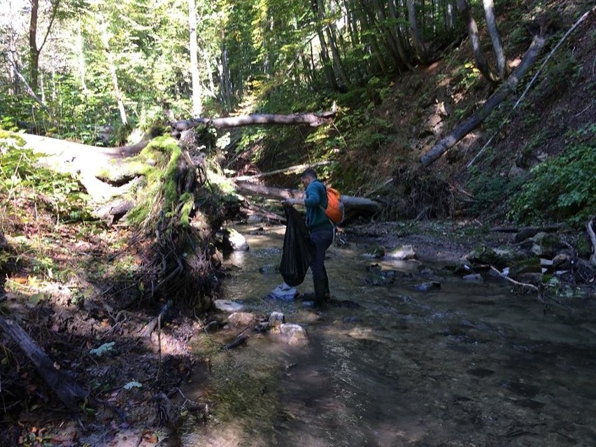 Mieszkańcy i miłośnicy przyrody sprzątają Dolinę Racławki. Czyszczą rzekę, zbierają śmieci