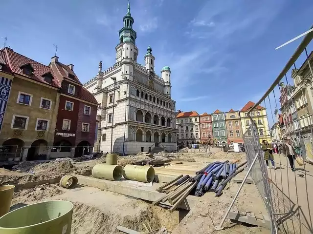 Remont płyty Starego Rynku w Poznaniu trwa. Przebudowa rozpoczęła się pod koniec 2021 roku i potrwa do jesieni 2023 roku.