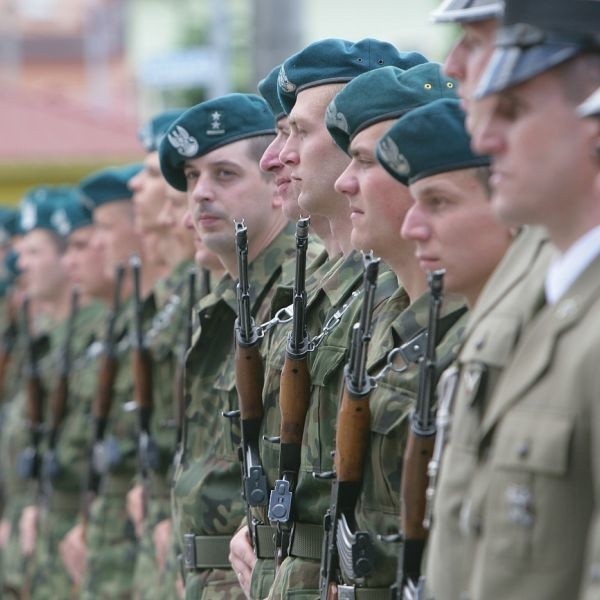 W piątek 54 żołnierzy złożyło przysięgę na niżańskich plantach. Prawdopodobnie była to już ostatnia tak widowiskowa uroczystość, gdyż w przyszłym roku pobór zostanie zawieszony a w roku 2010 będziemy mieli zawodową armię.