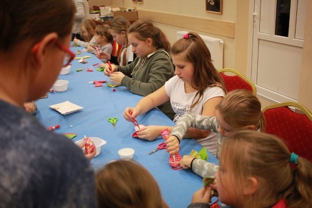 Dzieci  pracujące w grupie plastycznej Ośrodka Kultury w Wielgiem postanowiły przystroić świąteczną choinkę. Oprócz gotowych ozdób na drzewku zawisły również wykonane własnoręcznie przez dzieci.  Choinka  jest imponująca i bardzo  się wszystkim podoba.Iluminacja świąteczna we Włocławku