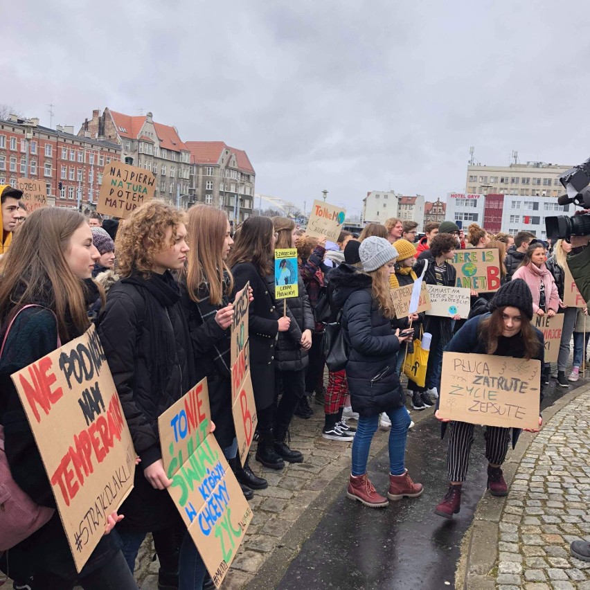 Młodzieżowy Strajk Klimatyczny na Placu Solidarności w...