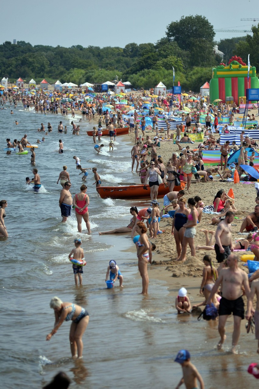 Tłumy plażowiczów na Pomorzu. W długi weekend będzie równie upalnie [PROGNOZA POGODY NA DŁUGI WEEKEND]