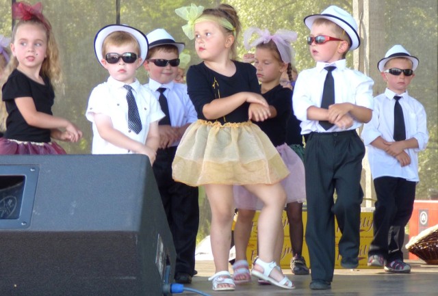 Tak przedszkolaki z Opatowca harcowały na scenie w rytmach gangnam-style.