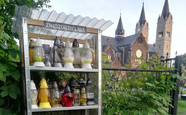 Zniczodzielnia istnieje przy cmentarzu obok kościoła pw. Trójcy Przenajświętszej w Kochłowicach (al. Dworcowa) w Rudzie Śląskiej.
