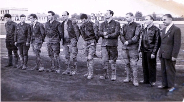 Na zdjęciu Stal Rzeszów - mistrz Polski z 1960 roku. Pierwszy z lewej Józef Batko
