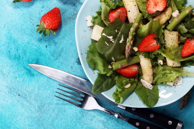 Zdrowe i lekkie sałatki do grilla z warzyw sezonowych. Sprawdź przepisy na  fit sałatki do dań z grilla z rzodkiewką, szparagami i brokułem | Dziennik  Łódzki