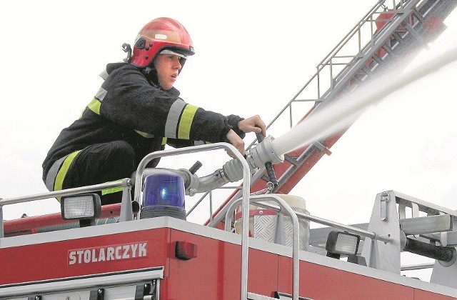 Szymbarscy strażacy chętnie prezentują swoje umiejętności - podczas Dnia Dziecka na Wieżycy pokazali działanie armatek wodnych. Oby mieli pieniędzy z  1 procenta - jak tej wylanej tam  wody