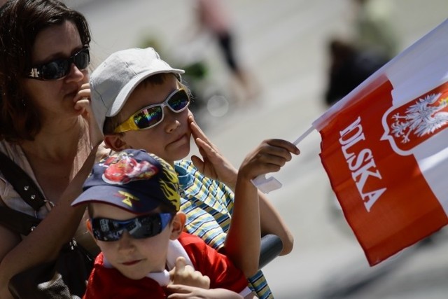 Patriotycznie usposobieni białostoczanie zabrali na uroczystości dzieci z symbolami Polski
