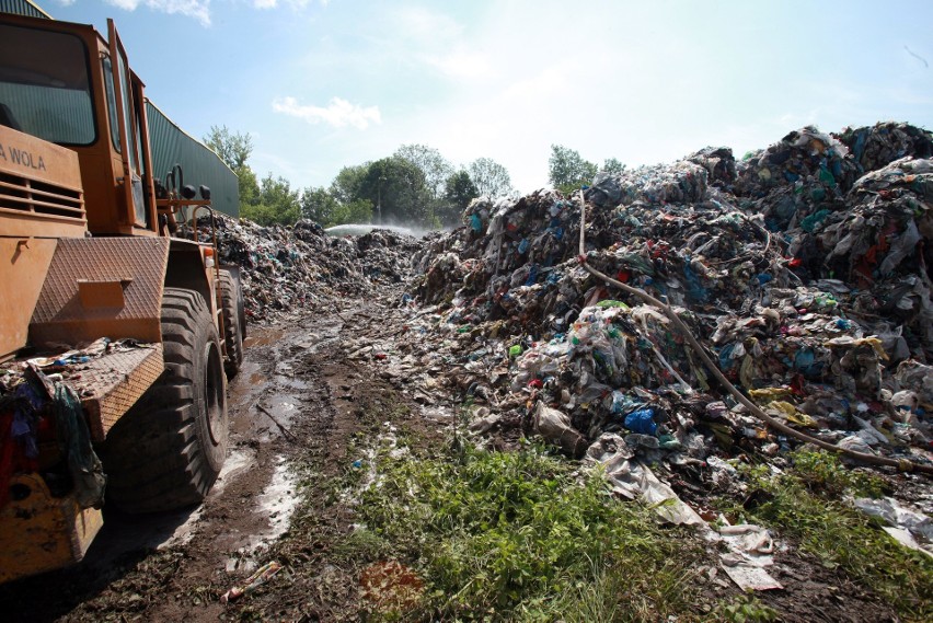 Skawina. Wielki pożar składowiska odpadów w Skawinie [ZDJĘCIA]