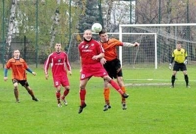 Tomasz Jarosz (z nr 10) w III-ligowym Przeboju strzela gole i umie bronić FOT. ANDRZEJ WIŚNIEWSKI