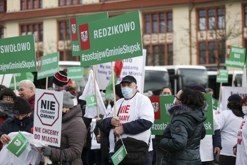 Demonstracja w Słupsku. Mieszkańcy gminy Słupsk nie chcą przyłączenia do miasta