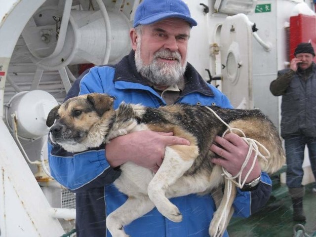 Adam Buczyński z psem, którego w poniedziałek zdjął z kry dryfującej po Bałtyku