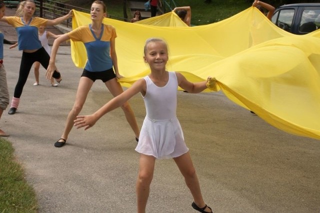 Ukraińska AElita również wystąpi na sobotnim koncercie. Młode tancerki wykonają układ, którego głównym elementem będzie ogromna żółta wstęga. W piątek ćwiczyły na parkingu przy amfiteatrze na Kadzielni.