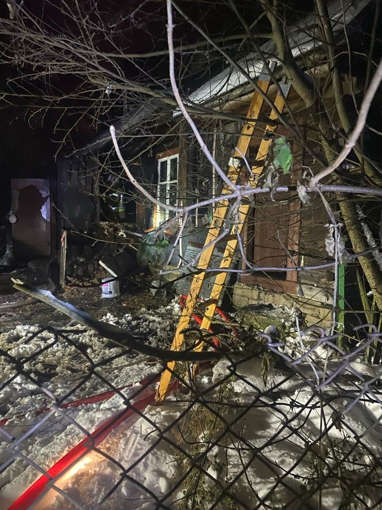 Strażacy walczyli z pożarem domu w Osieku w powiecie staszowskim