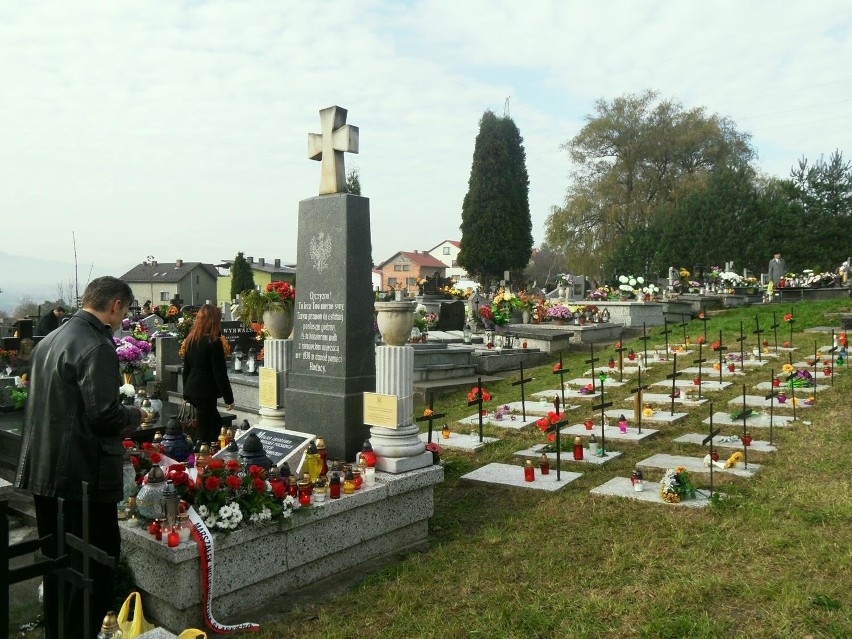 W obrębie cmentarza Przemienienia Pańskiego w Żywcu znajdują...