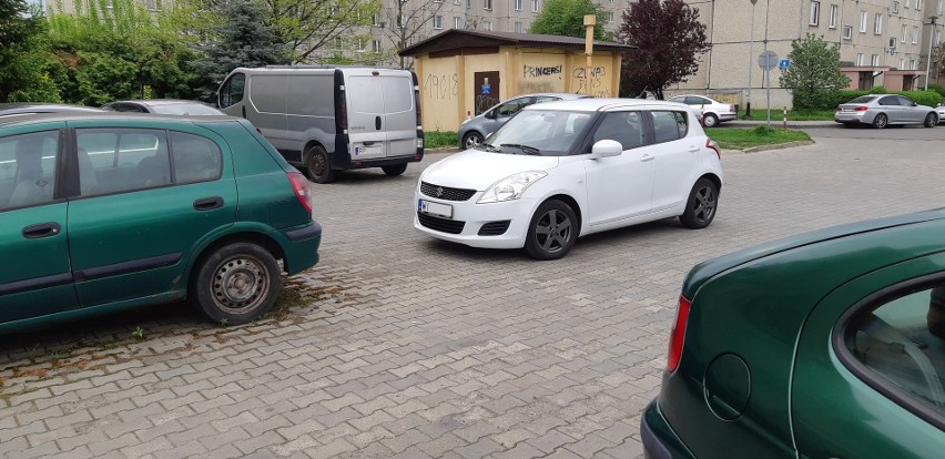 - Nie ma jak zablokować wyjazd aut z parkingu.. .Tak chyba...