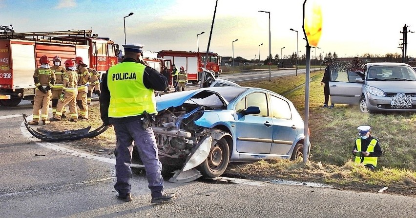 Na DK nr 10 zderzyły się dwa auta osobowe, w których...