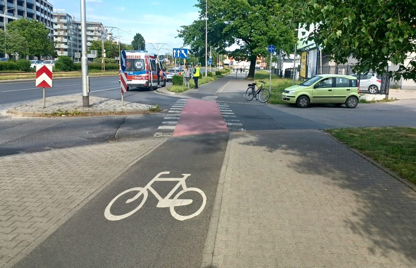 Wypadek na al. Armii Krajowej we Wrocławiu. Samochód potrącił rowerzystkę [ZDJĘCIA]