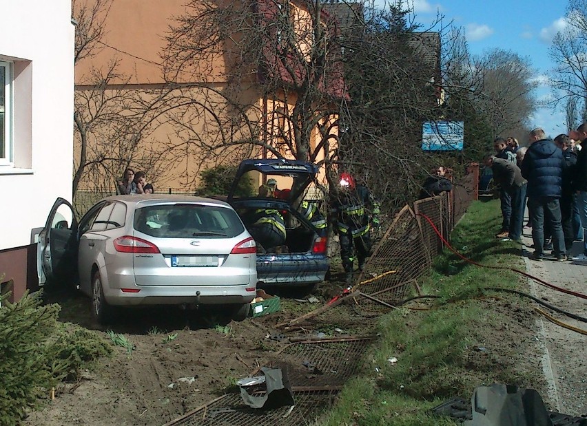 Wypadek w Nowogardzie. Ford zepchnął BMW do ogródka
