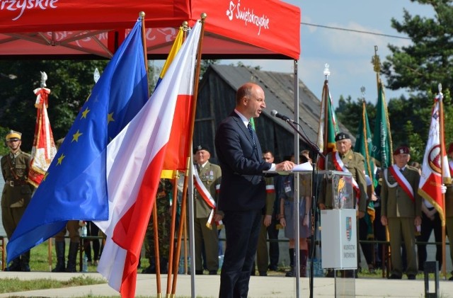 W czwartek w Michniowie obchodzono 75 rocznicę pacyfikacji Michniowa - świętokrzyskiej wsi, spalonej przez Niemców 12 i 13 lipca 1943 roku. Zabito, w wielu przypadkach żywcem spalono 204 osoby. 102 mężczyzn, 54 kobiety i 48 dzieci. 12 lipca od tego roku jest świętem państwowym - Dniem Walki i Męczeństwa Wsi Polskiej. Ustanowił go jednogłośnie Sejm. Na uroczystościach pojawiło się wielu polityków. Przemawiali, składali kwiaty na mogile zamordowanych. Ale znaleźli sobie też inne zajęcie... List od Prezydenta Rzeczypospolitej Polskiej Andrzeja Dudy odczytał podsekretarz stanu w kancelarii prezydenta, Wojciech Kolarski>>>CO BYŁO PÓŹNIEJ? - ZOBACZ NA KOLEJNYCH SLAJDACH 