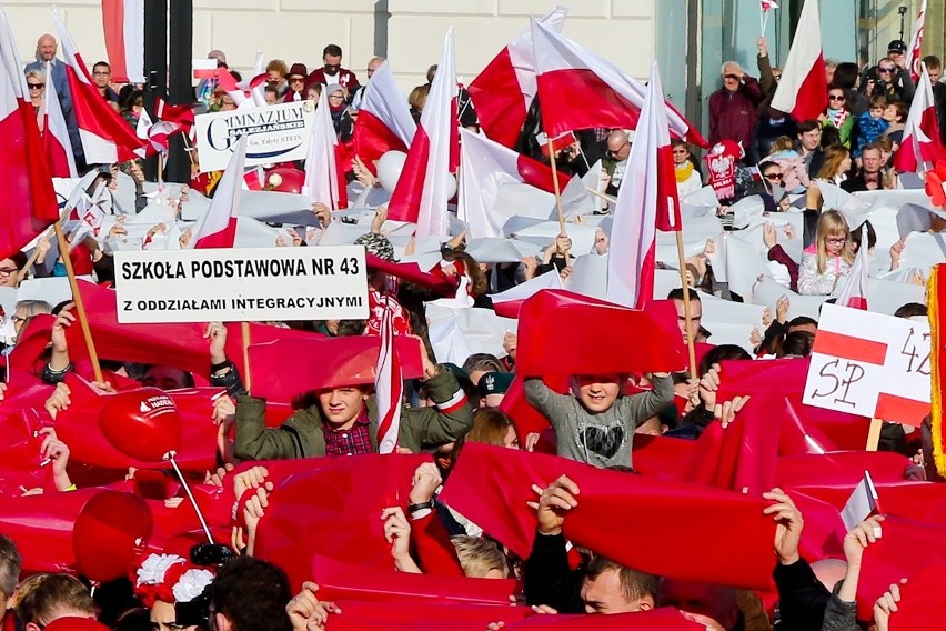 Radosna Parada Niepodległości przeszła przez Wrocław [ZDJĘCIA]