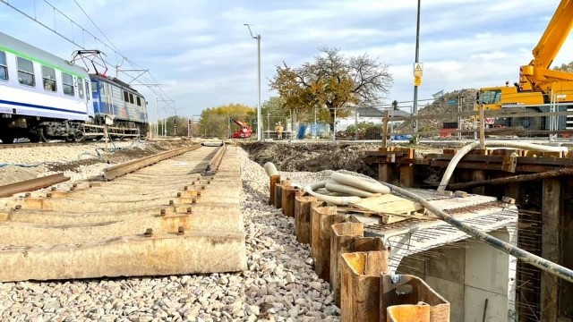 W Dąbrowie Górniczej powstają m.in. nowe perony, torowisko oraz tunel dla pieszych i rowerzystów w ciągu ul. KonopnickiejZobacz kolejne zdjęcia/plansze. Przesuwaj zdjęcia w prawo - naciśnij strzałkę lub przycisk NASTĘPNE