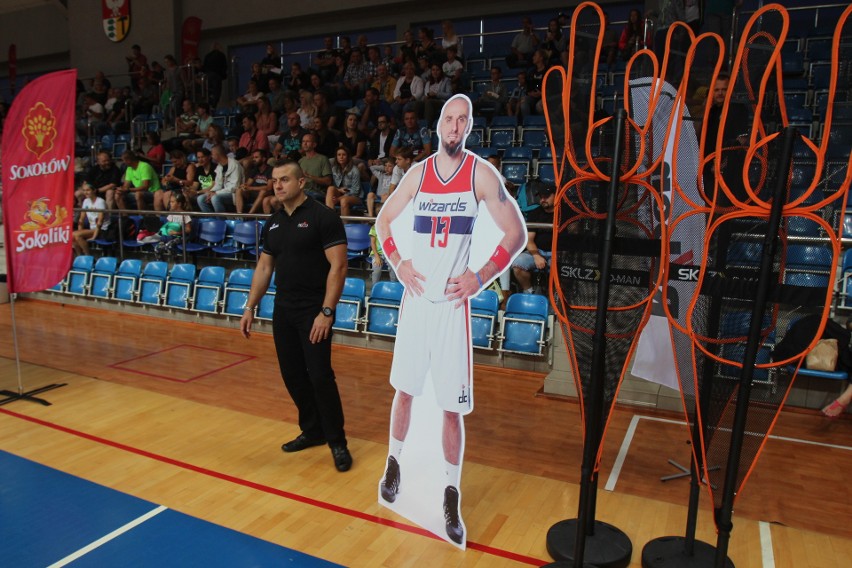 Marcin Gortat trenuje dzieci na Marcin Gortat Camp w...