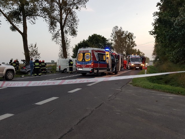 Wczoraj o godz. 17.50 kierowca Audi A6 (32 lata, powiat. nakielski) wyprzedzając pod górkę i na linii ciągłej w Warlubiu (na drodze  91) doprowadził do czołowego zderzenia z volkswagenem transporterem. Prowadził go 45-letni mieszkaniec naszego powiatu. Obaj kierowcy byli trzeźwi. Z ogólnymi potłuczeniami ciała trafili do szpitala. 36-letni pasażer z vw transportera (mieszkaniec powiatu starogardzkiego) w wypadku złamał nogę. Policja wyjaśnia sprawę pod nadzorem prokuratora.Wideo:Pogoda na dzień + 2 kolejne dni (28.09 + 29-30.09.2017) | POLSKAźródło: TVN Meteo/x-news