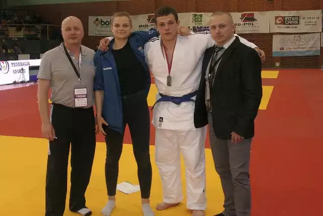Wiktor Mazurczak z trenerami Arturem Karysiem (z lewej) i Michałem Zelkiem oraz Dominiką Kotlarską. 