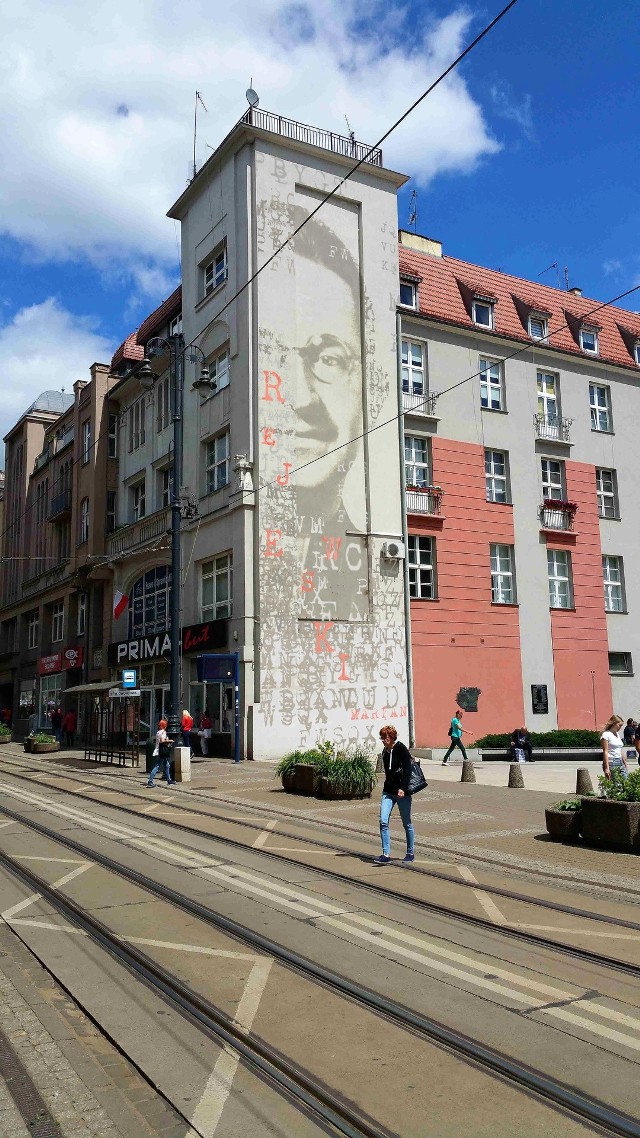 Do końca października boczną ścianę domu przy Gdańskiej 10 ozdobi  mural z dyskretnym portretem kryptologa i  napisem „Rejewski Marian”.