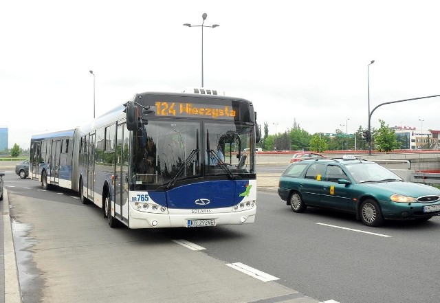 Najmłodszy autobus w Krakowie - zaledwie miesięczny przegubiowiec Solaris Urbino  18. Ma długość 18 m, szerokosć 2,55 m i dla pasażerów przewidziano w sumie 174 miejsca