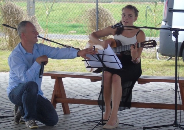 15-letnia Nicola Przybyła śpiewa piosenkę na dożynkach gminnych.