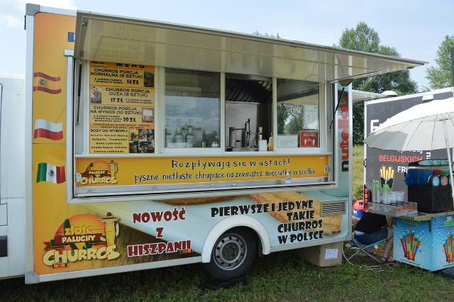 Zlot foodtrucków czyli żarciowozy swoją kolorową, apetyczną i wonną ofertę kuchni z całego świata restauracje na kółkach  prezentują na błoniach nad Sanem. Przyjechało dwanaście foodtrucków.Żarciowozy to profesjonalna firma branży eventowej. Zajmuje się kompleksową organizacją Zlotów Foodtrucków w całej Polsce. W sobotę na błoniach będzie także Kino Letnie.Na zdjęciu słodkie smażone paluchy churros, takie jak w Hiszpanii