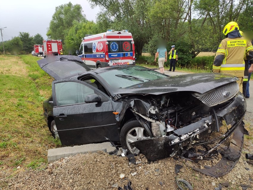 Na miejscu wypadku działały służby: straż pożarna, policja i...