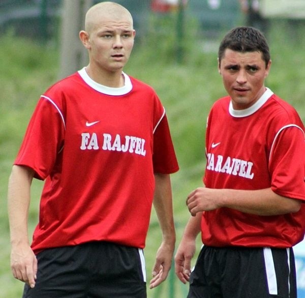 Piłkarze z Krasiejowa (od lewej Michał Noga i Marek Grendziak) z największym niepokojem mogą patrzeć w przyszłość.