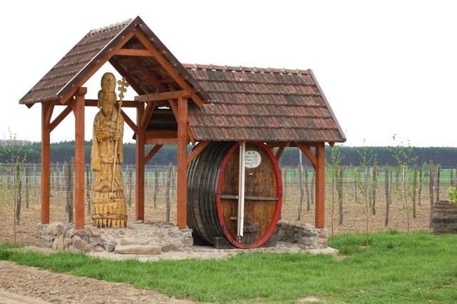 W winnicy Cantina w Mozowie stanęła oryginalna kapliczka z rzeźbą patrona winiarzy św. Urbana 