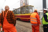 Oględziny wykolejonego tramwaju w zajezdni Chocianowice