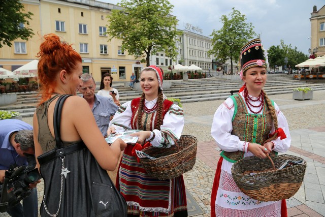 Na Rynku Kościuszki dziewczęta z zespołu Kurpie Zielone rozdawały przechodniom foldery z programem festiwalu