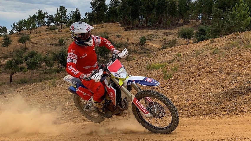 Maciej Giemza z Piekoszowa udanie rozpoczął rywalizację w Pucharze Świata motocyklistów w Portugalii