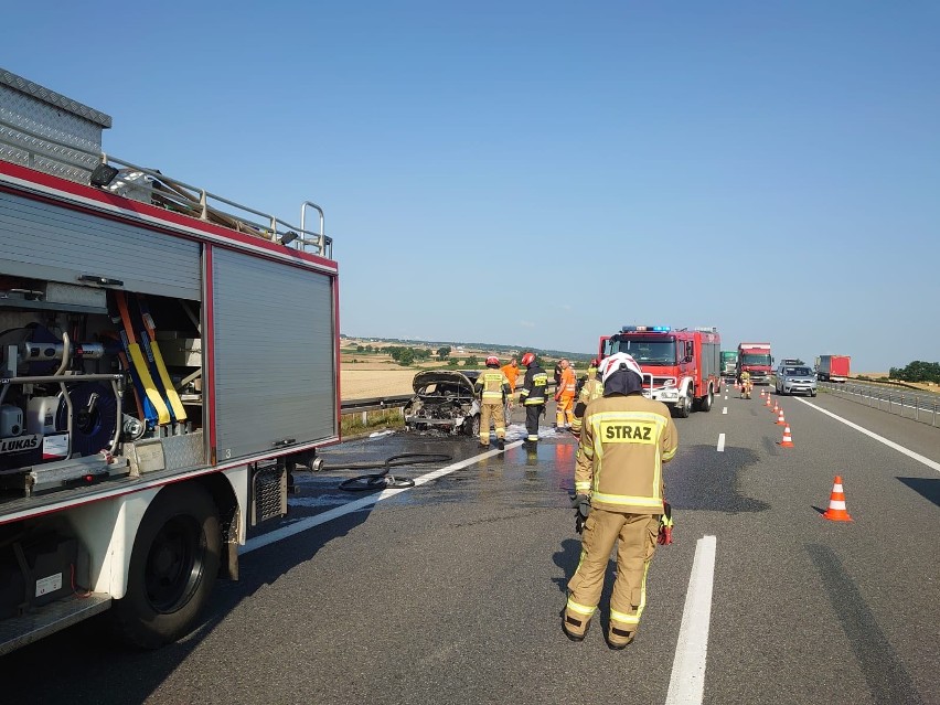 Pożar samochodu na Autostradzie A4 w powiecie strzeleckim.