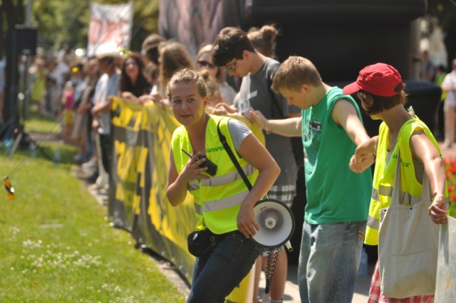 Przeciwnicy wydobywania węgla brunatnego protestowali we wtorek w Warszawie.