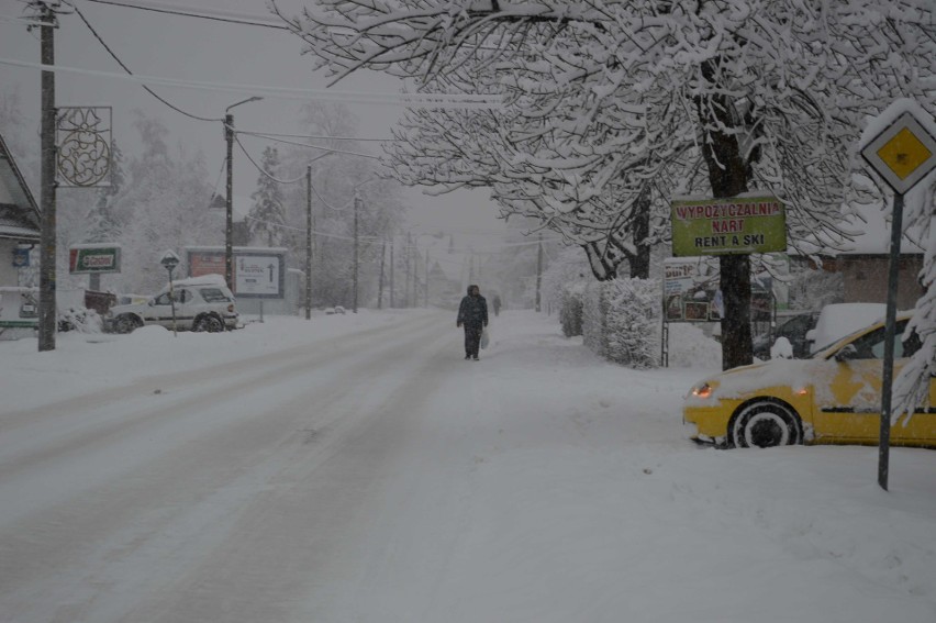 Zakopane pod śniegiem. W nocy spadło ok. 20 centymetrów śniegu [ZDJĘCIA]