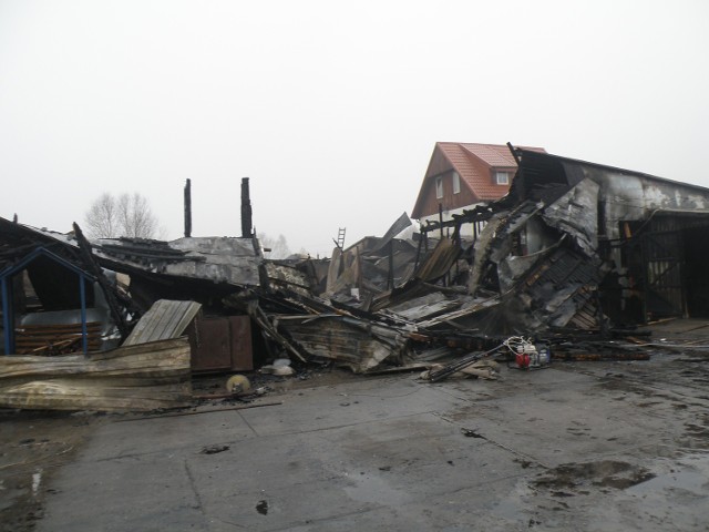 Jak widać, hale produkcyjne i biurowiec całkowicie spłonęły