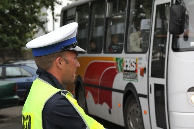 Funkcjonariusze międzyrzeckiej "drogówki&#8221; i Inspekcji Transportu Drogowego sprawdzają od kilku dni, czy dzieci dojeżdżające do szkół są bezpieczne. Kontrolują m.in. stan techniczny autokarów.