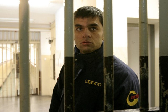 W grudniu 2004 roku Dawid Kostecki gościnnie odwiedził Zakład Karny w rzeszowskim Załężu, gdzie 6 lat wcześniej odsiadywał wyrok 8 miesięcy za udział w pobiciu. Po wczorajszej decyzji sądu znów pojawi się tam w roli więźnia.