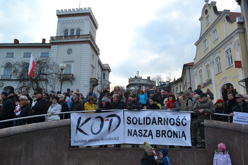 Manifestacja Komitetu Obrony Demokracji w Bielsku-Białej [ZDJĘCIA, WIDEO]