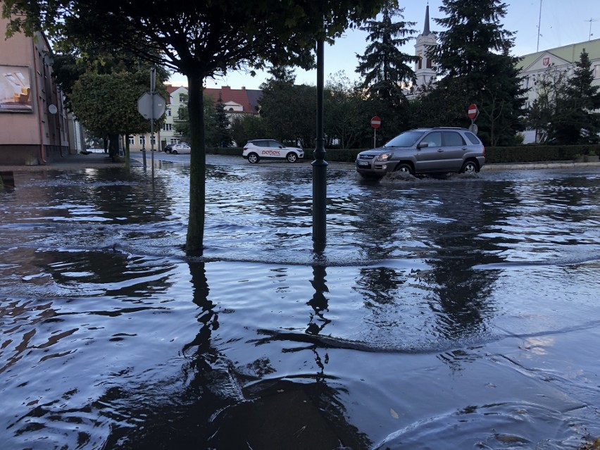 Nawałnica w Ostrołęce i powiecie ostrołęckim. 4.10.2020. Powalone drzewa, zerwane dachy, linie energetyczne, zalane ulice. Zdjęcia, wideo